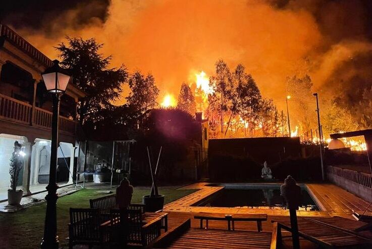 Las llamas están a escasos metros de las casas.