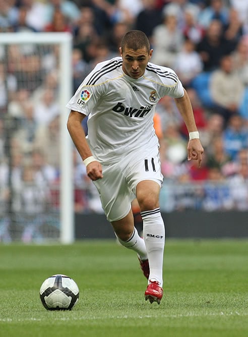 Benzema dirige la pelota durante un partido con el Real Madrid