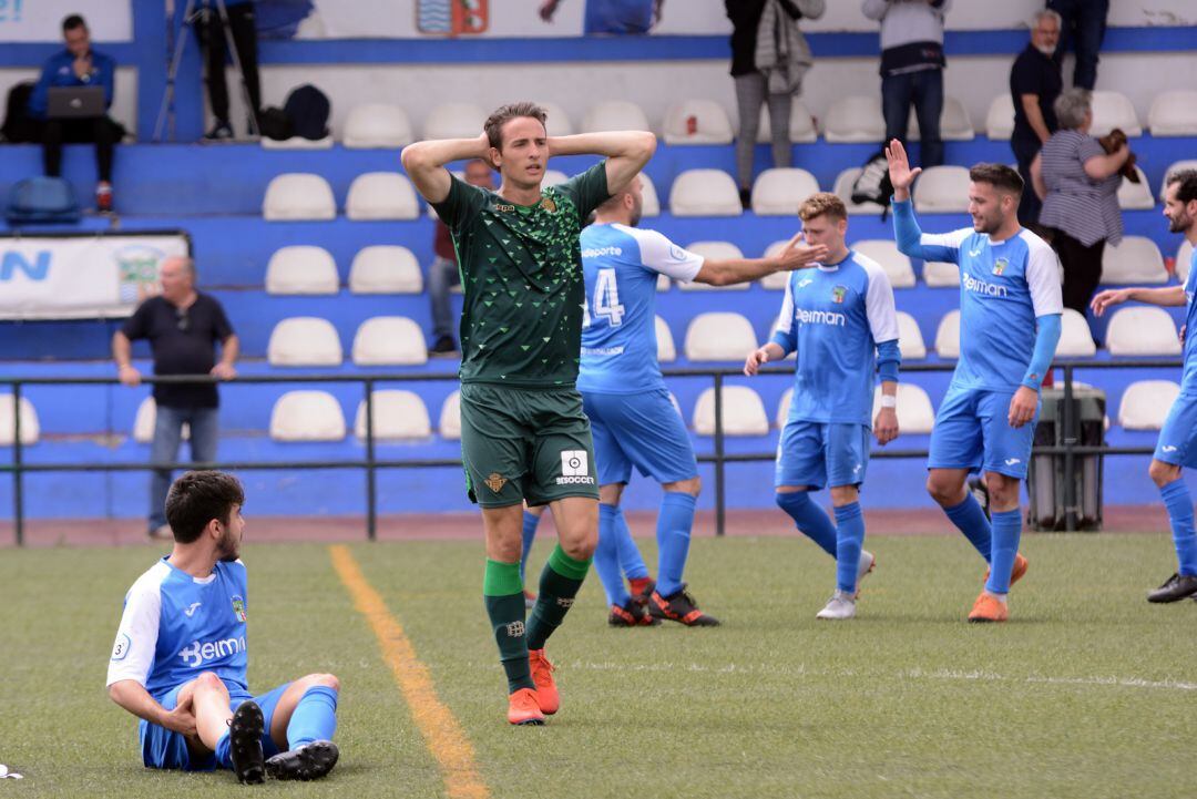 El CD Guadalcacín celebra uno de sus goles ante la desesperación de un jugador del Betis