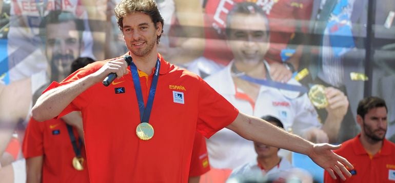 Pau Gasol, durante la celebración del oro conseguido por España en el Eurobasket 2015.