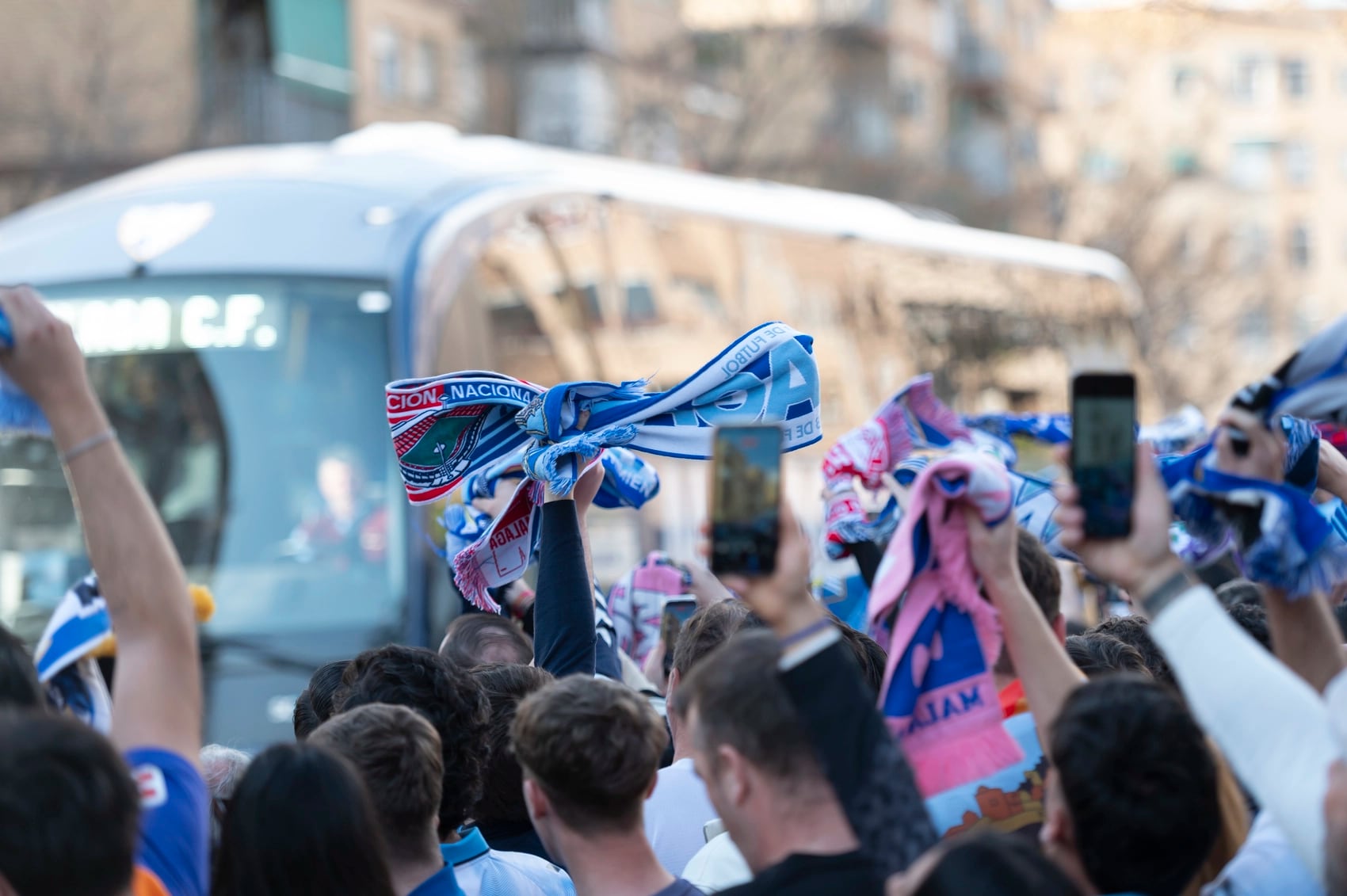 Recibimiento al autobús del Málaga en Granada