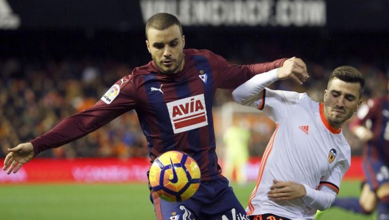 Pedro León pelea una pelota con Gayá la pasada temporada