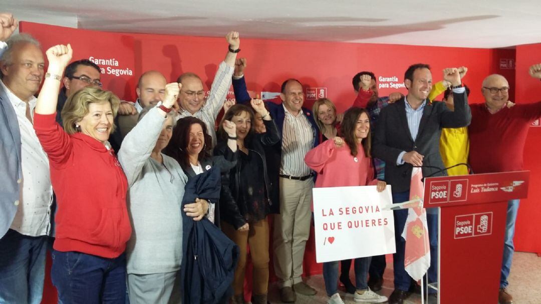 Afiliados del PSOE celebrando la victoria electoral