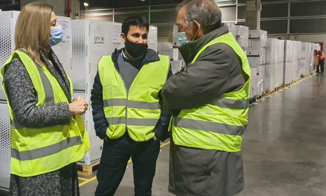 El conseller de Educación, Vicent Marzà, ha visitado junto a la secretaria autonómica de Sanidad, Concha Andrés, y el secretario autonómico de Educación, Miguel Soler han visitado este jueves Feria Valencia donde se almacenasn los 8.000 purificadores de aire que implantarán en colegios