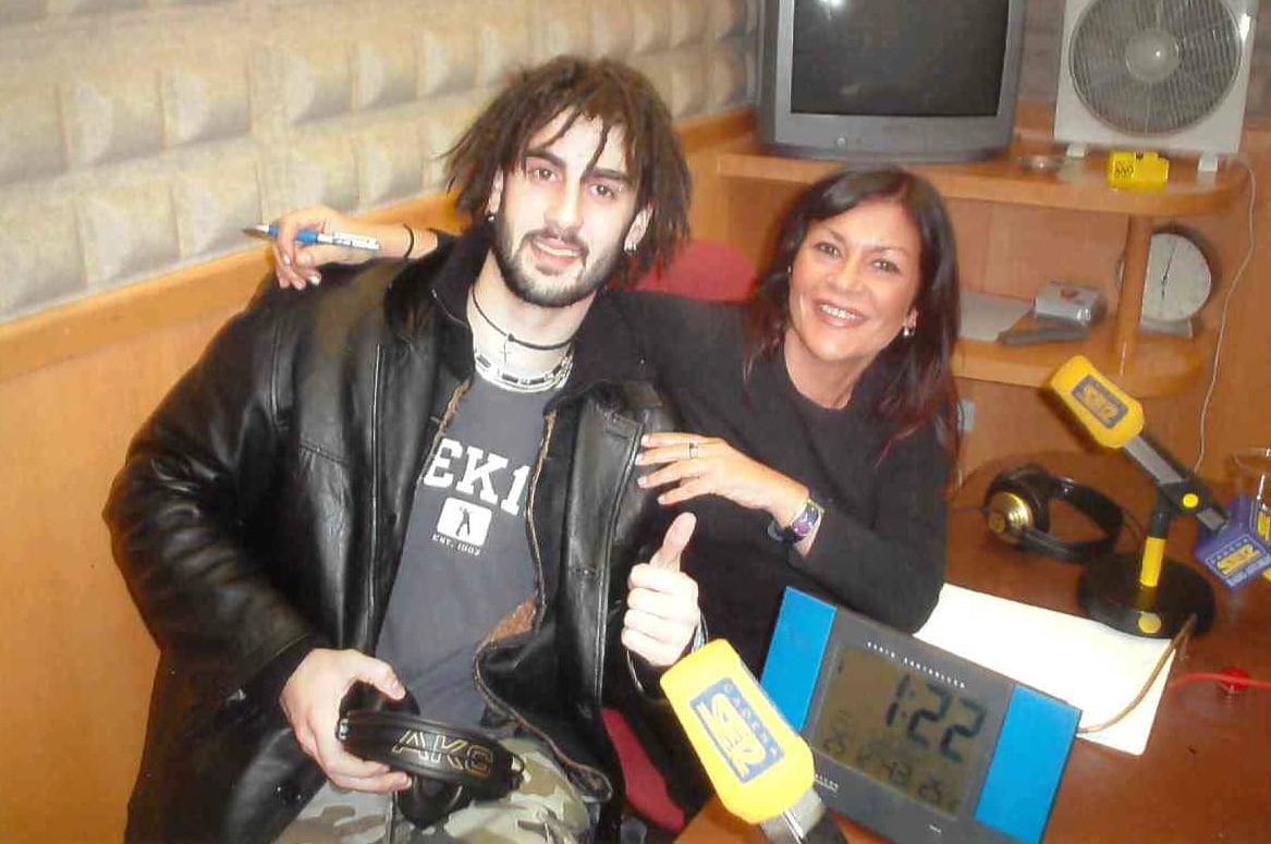 Paloma Toyos con un joven Melendi en los estudios de Radio Asturias SER