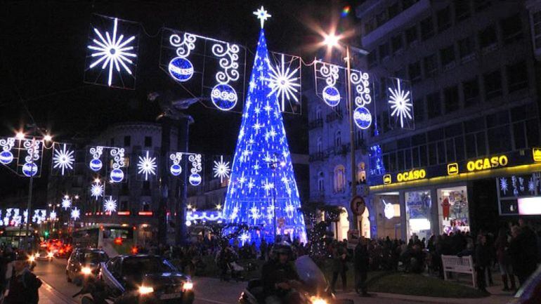Imagen del árbol de Navidad situado en la puerta del Sol instantes después de que se inaugurase el alumbrado navideño