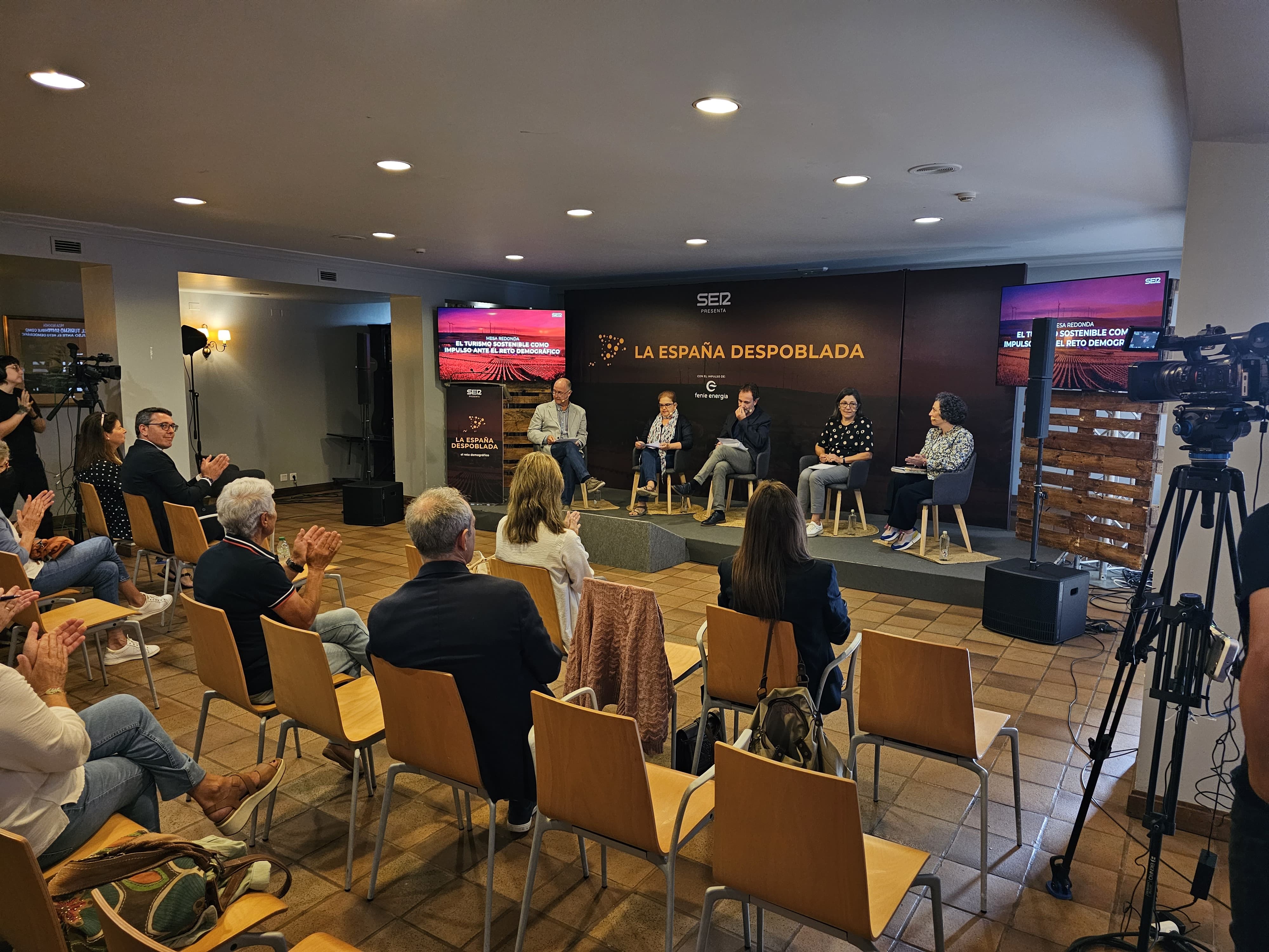 De izquierda a derecha Vidal Martínez, Carmen Cruzado, Fe Álvarez y Begoña García.