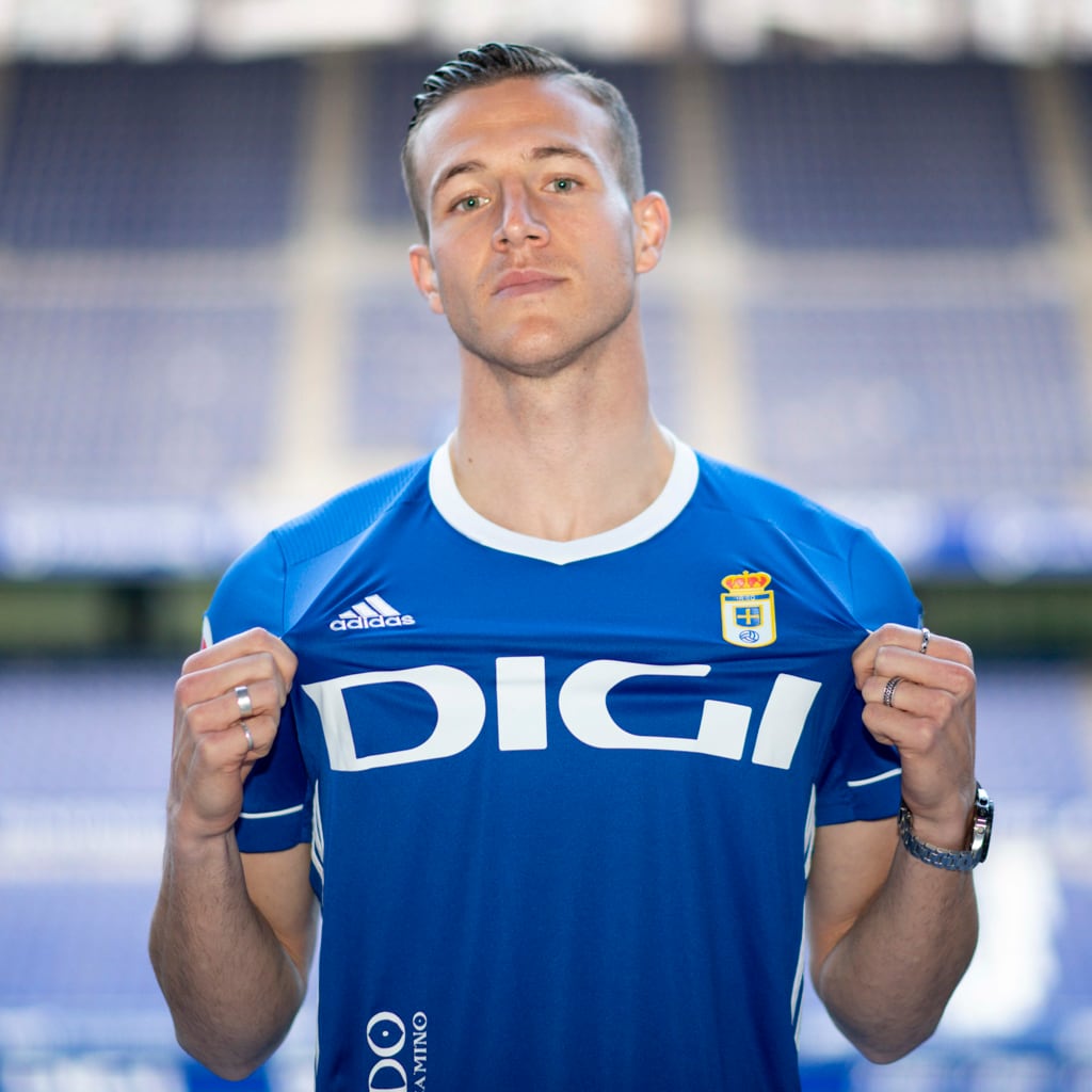 Rodrigo Tarín posa con la camiseta del Real Oviedo