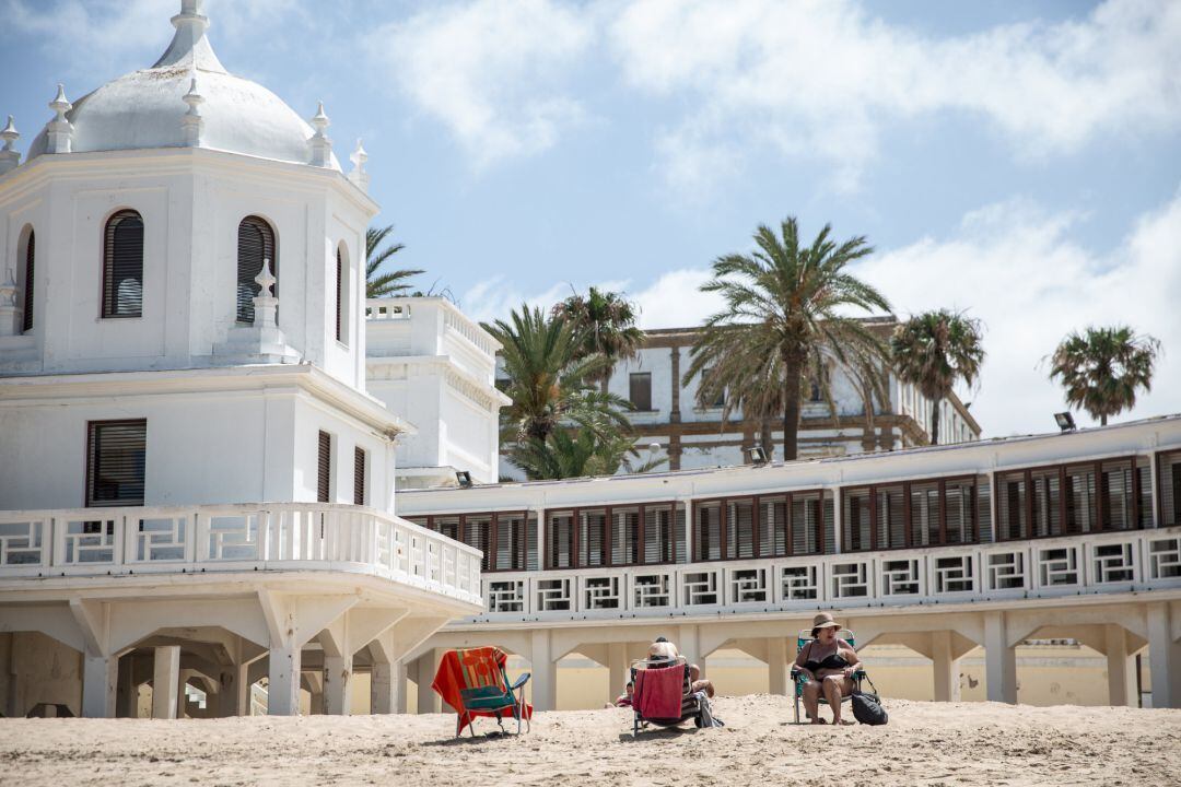Playa de La Caleta, que ha recibido la Bandera Azul, distintivo de que otorga la Fundación Europea de Educación Ambiental (FEE) a playas y puertos. En Cádiz (Andalucía, España), a 09 de junio de 2020.