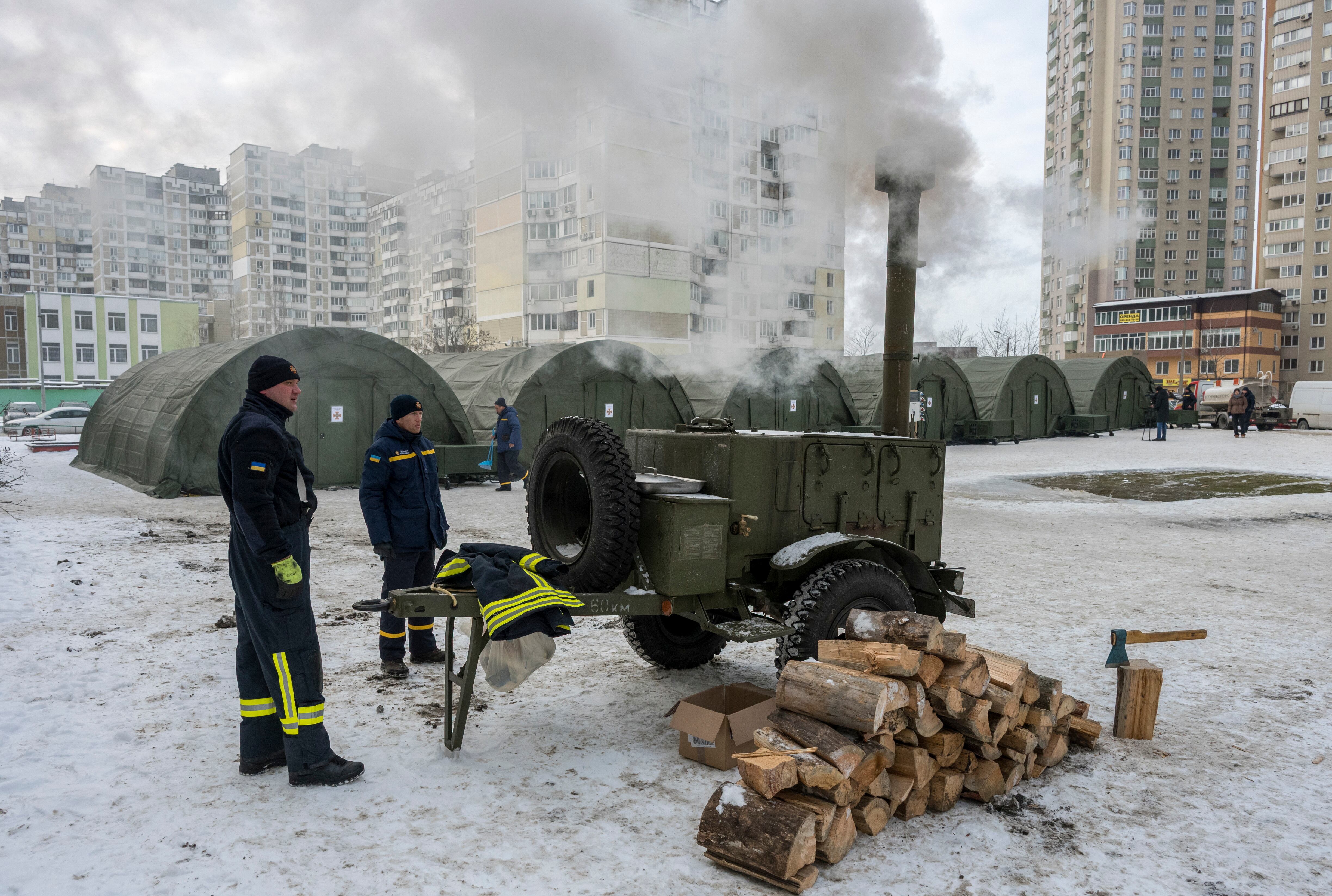 Rescatistas ucranianos despliegan tiendas de campaña en un punto de calefacción en Kiev, Ucrania, en medio de la invasión rusa. EFE/MAXYM MARUSENKO