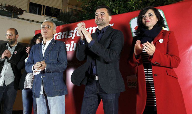 GRA486. SEVILLA, 05/03/2015.- El coordinador general de Izquierda Unida Andalucía y candidato a la presidencia de la Junta, Antonio Maíllo (2-d), junto a sus compañeros de candidatura durante el acto de inicio de campaña electoral celebrado esta noche en el barrio de San Jerónimo, en Sevilla. EFE/Jose Manuel Vidal