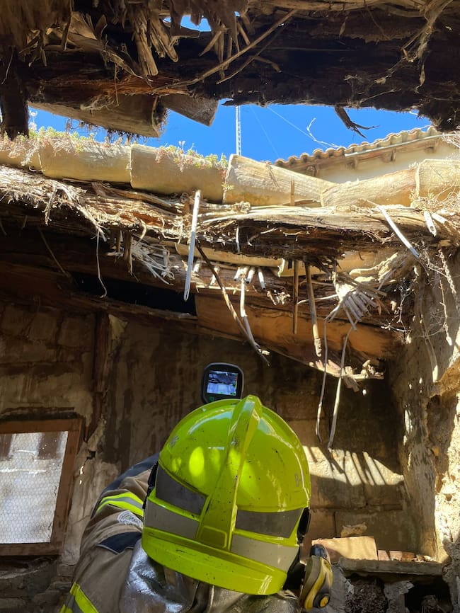 Un bombero revisando el estado del inmueble de la plaza San Voto