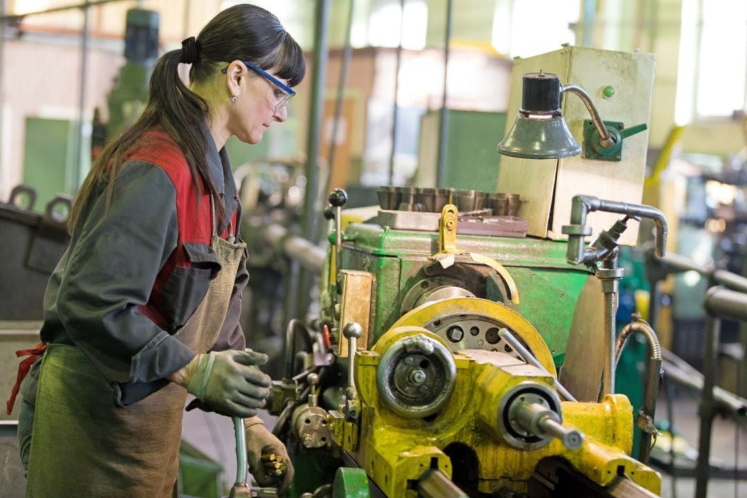 Una trabajadora de una empresa industrial