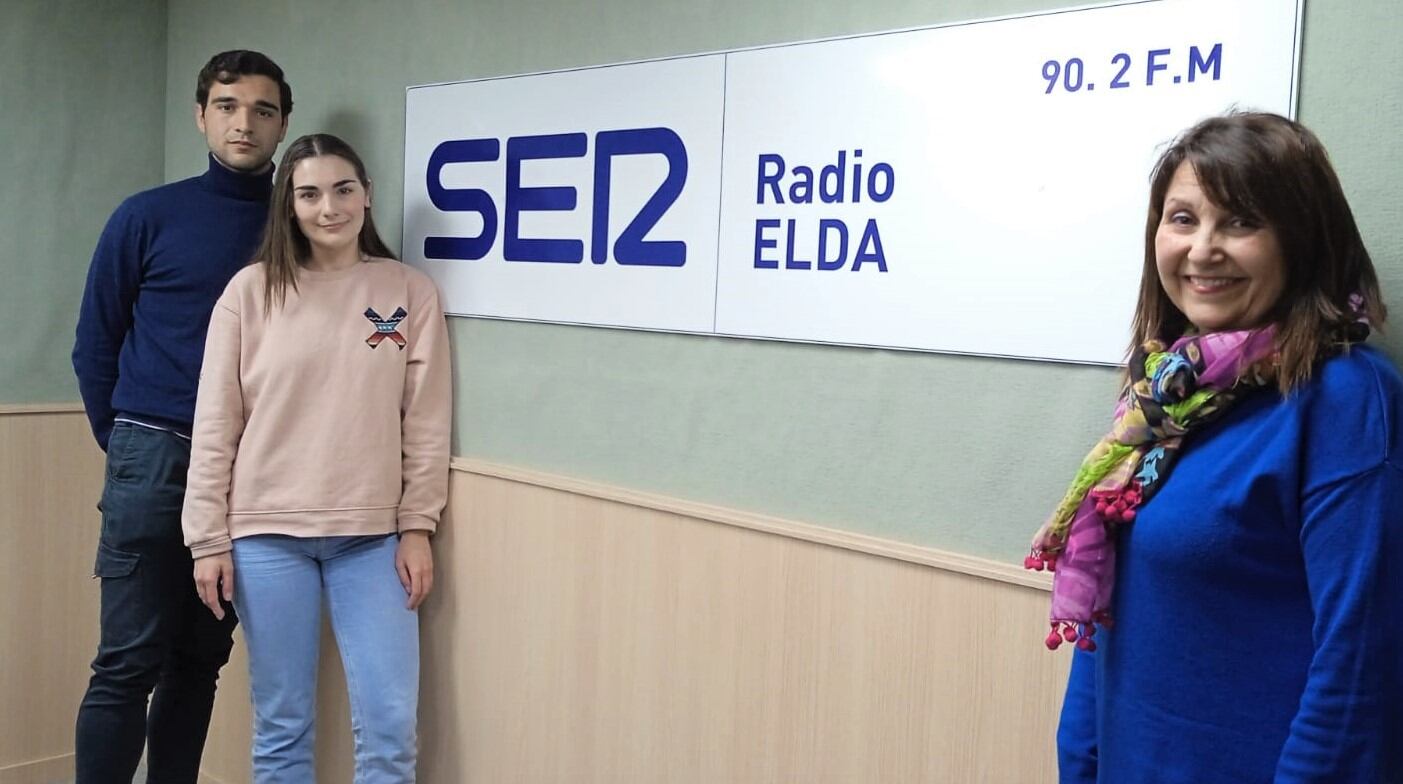 Ana, presidenta de los contrabandistas, junto a María y Joaquín, abanderada y capitán de la comparsa, en el estudio de Radio Elda SER.