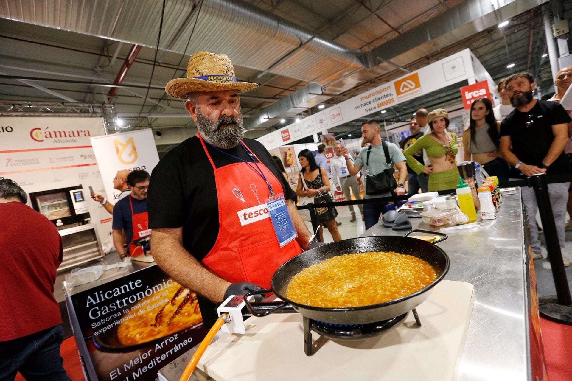 Roque González prepara su &#039;Arroz Mascletà&#039;. Foto: Alicante Gastronómica