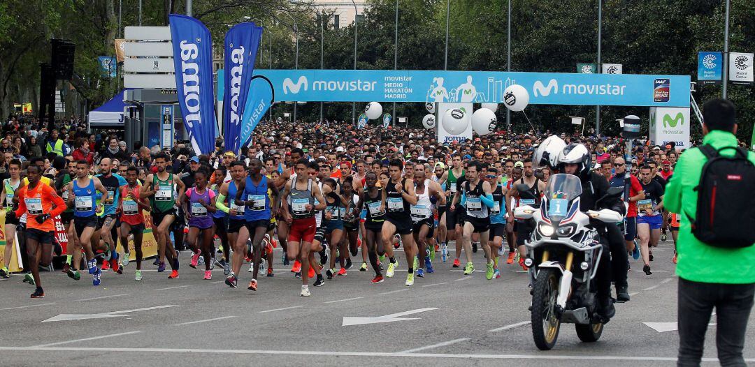 Miles de participantes toman la salida del Movistar Medio Maratón de Madrid que congregó este domingo a unos 20.000 corredores.