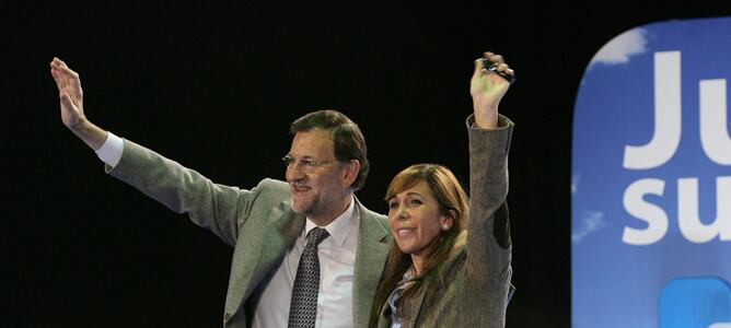 El presidente del Gobierno y del PP, Mariano Rajoy, junto a la candidata del PPC a la Generalitat, Alicia Sánchez-Camacho, durante el acto electoral que ha protagonizado en Tarragona con motivo de las elecciones del 25N.