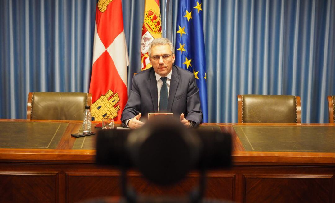 El delegado del Gobierno en Castilla y León, Javier Izquierdo, ofrece una rueda de prensa para analizar la situación y medidas tomadas en la Comunidad frente al Covid-19