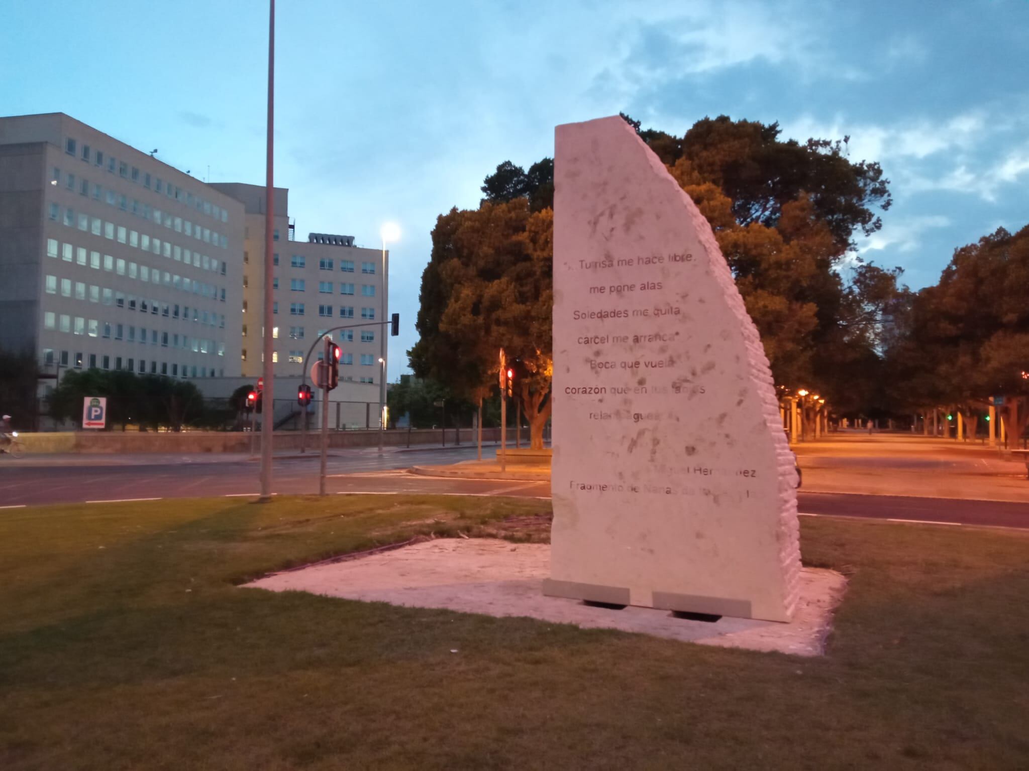 Monolito en homenaje a las víctimas de la COVID en el cruce de la Gran Vía y Maestro Alonso