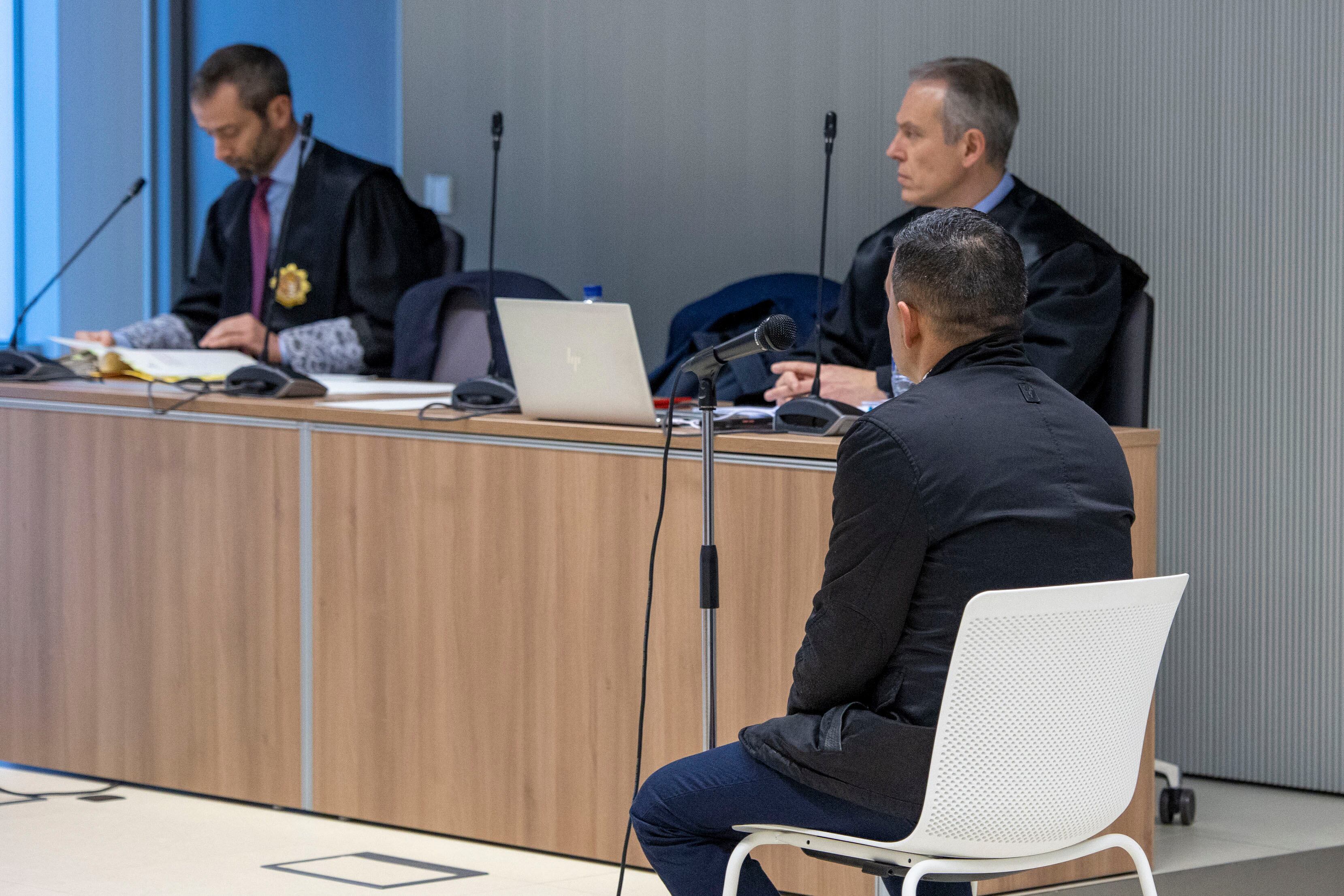 LOGROÑO, 05/03/2024.- La Audiencia Provincial de Logroño acoge este martes la segunda jornada del juicio contra un hombre como presunto autor de un delito con alevosía por envenenar al anciano al que cuidaba para luego heredar de él. EFE/ Raquel Manzanares