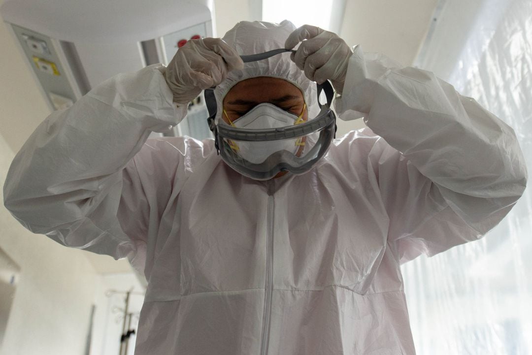 Un sanitario se prepara para actuar