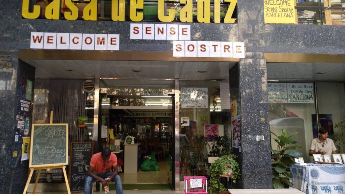 Reportatge sobre l'alberg okupa per a sense llar 'Casa de Cádiz'