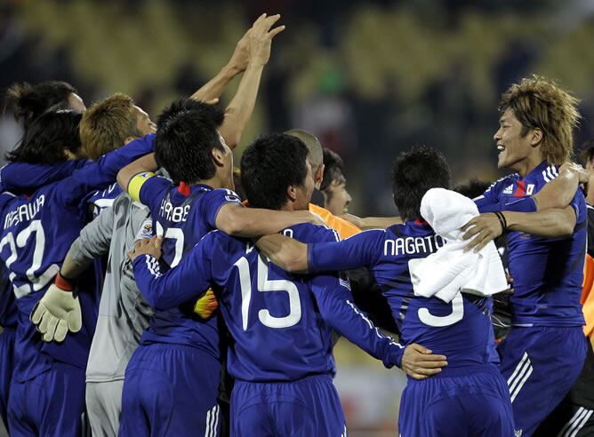 La selección japonesa celebra su pase a octavos