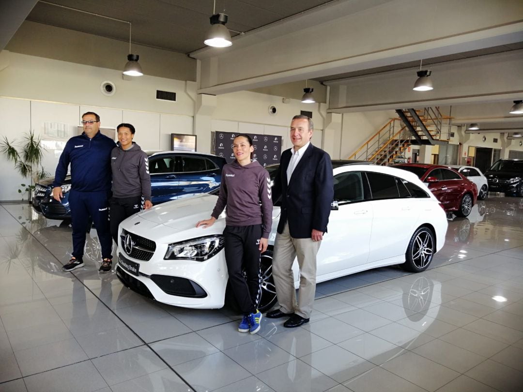 Lorena y Raquel posan junto a su entrenador, Diego Lafuente, y al gerente de ADARSA Gabino Felgueroso.