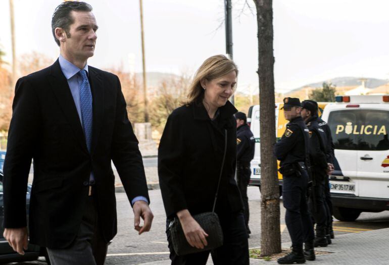  La infanta Cristina, que se sienta en el banquillo acusada de cooperar en delitos fiscales con su marido, Iñaki Urdangarin, a su llegada a la Audiencia de Palma que ha retomado el juicio del caso Nóos. 