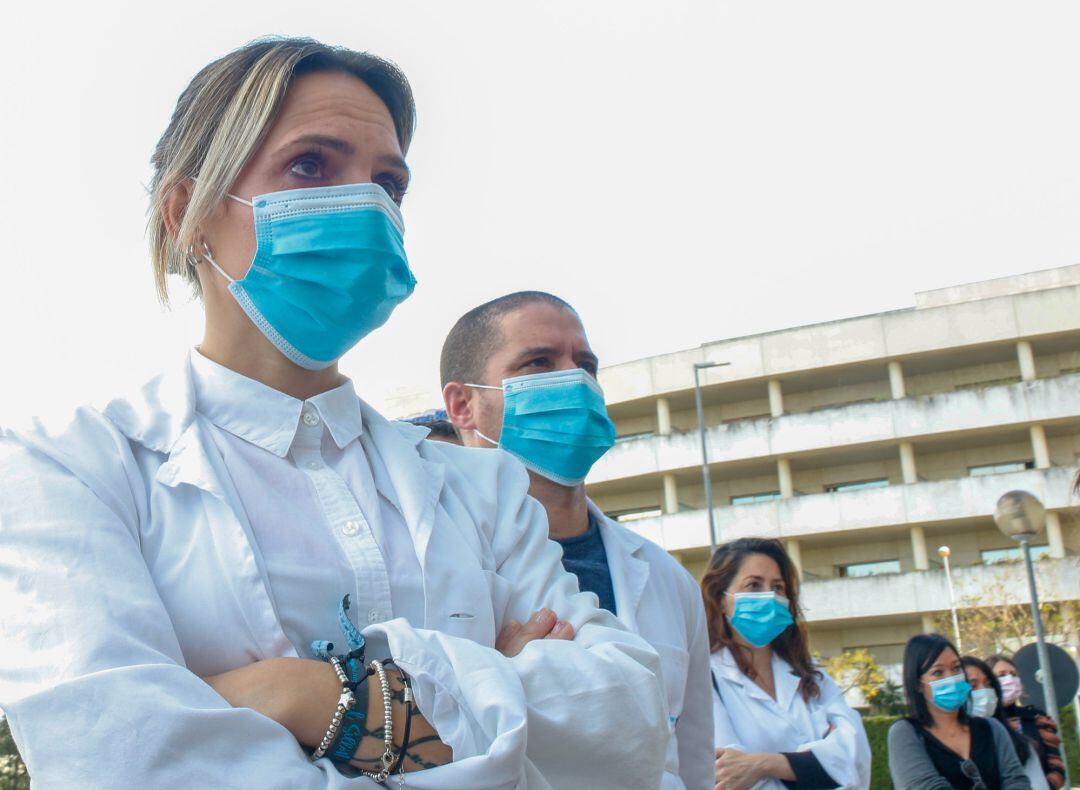 Los sanitarios rinden homenaje a los compañeros muertos.