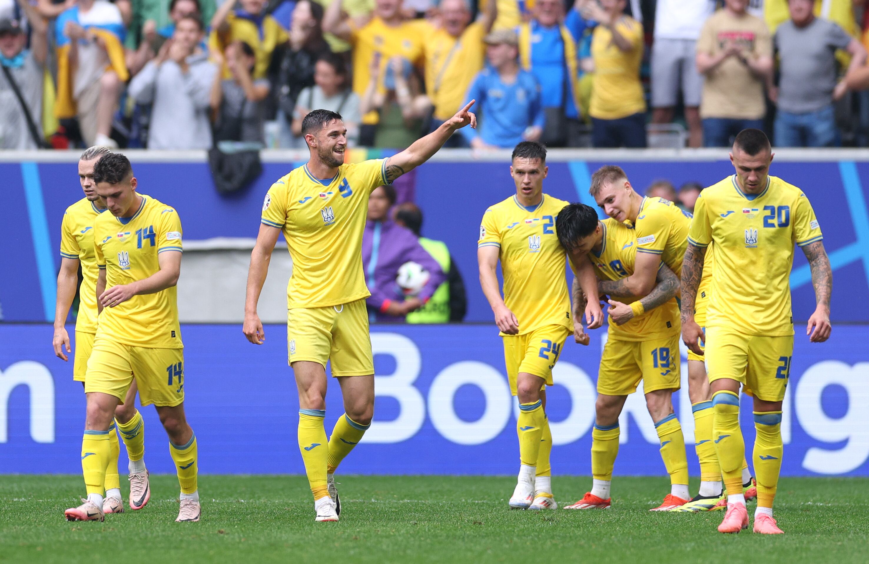 Roman Yaremchuk celebra el gol de la remontada contra Eslovaquia