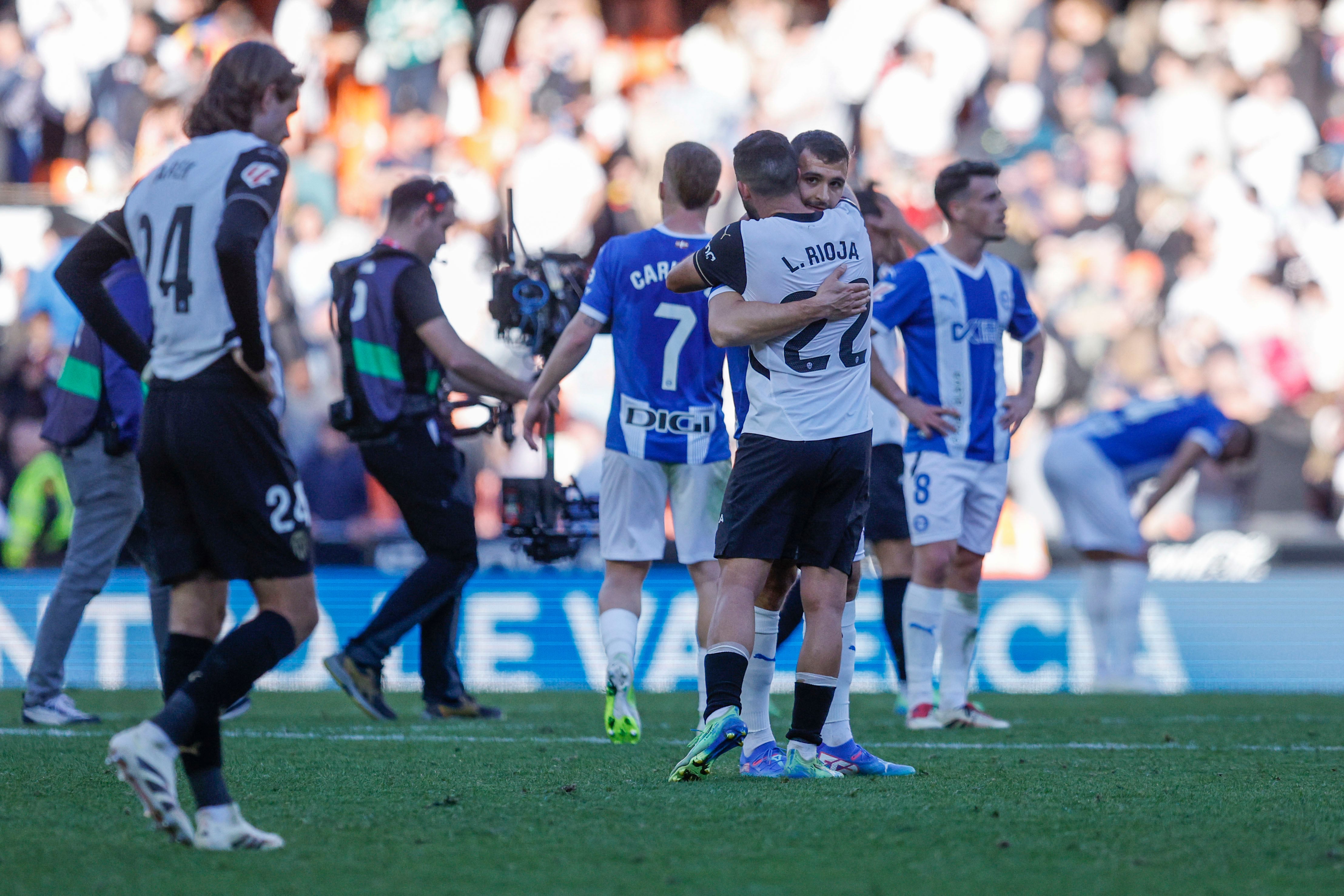 VALENCIA, 22/12/2024.- El centrocampista del Valencia Luis Rioja saluda a sus excompañeros del Alavés tras el partido de LaLiga este domingo en el estadio de Mestalla en Valencia. EFE/ Kai Försterling
