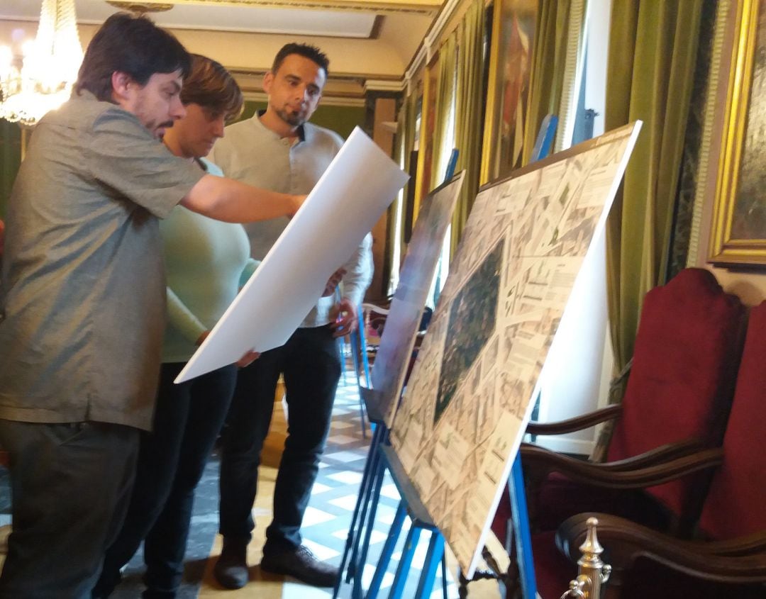 De izquierda a derecha: el concejal de urbanismo, Ignacio Fernández del Páramo (Somos), la concejala de Infraestructuras, Ana Rivas (PSOE), y el concejal de contratación, Iván Álvarez (IU), observan algunos de los proyectos presentados en el Concurso de I