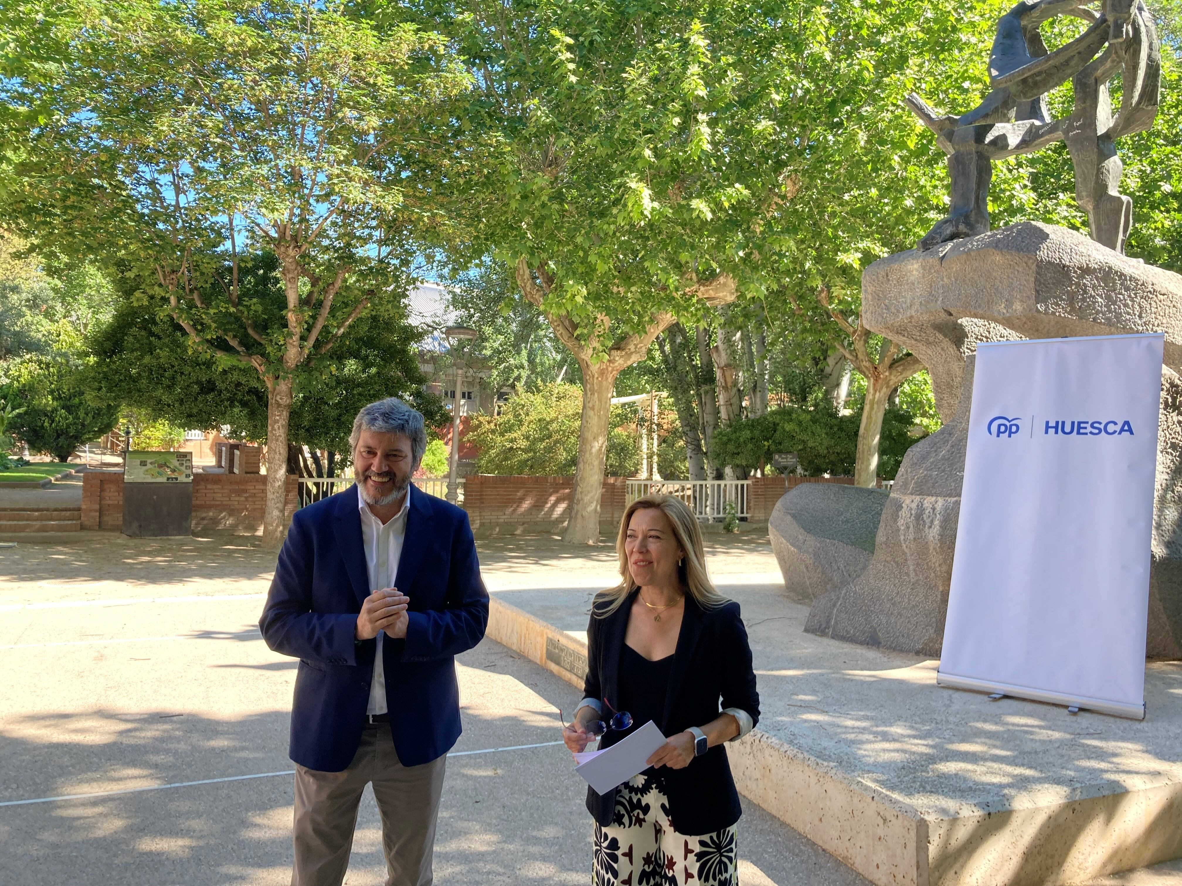 Gerardo Oliván y Ana Alós en el parque Miguel Servet