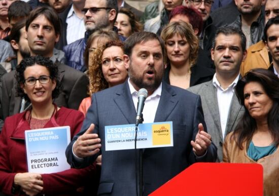El cap de llista d'ERC, Oriol Junqueras, amb la resta de candidats a la Plaça del Rei de Barcelona