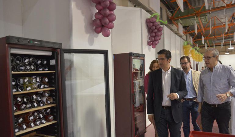 El presidente de la Diputación, Jose Manuel Caballero, visitando la galeria del vino con miembros de su equipo, los vicepresidentes Jacinta Monroy, Gonzalo Redondo y el director de Fenavin, Manuel Juliá.