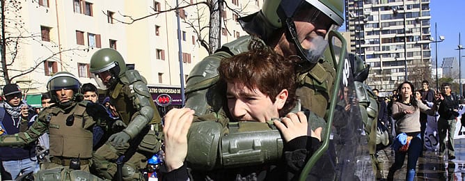 Distubios en las calles de Santiago de Chile entre los estudiantes que protestan por la educación pública y las fuerazas del orden