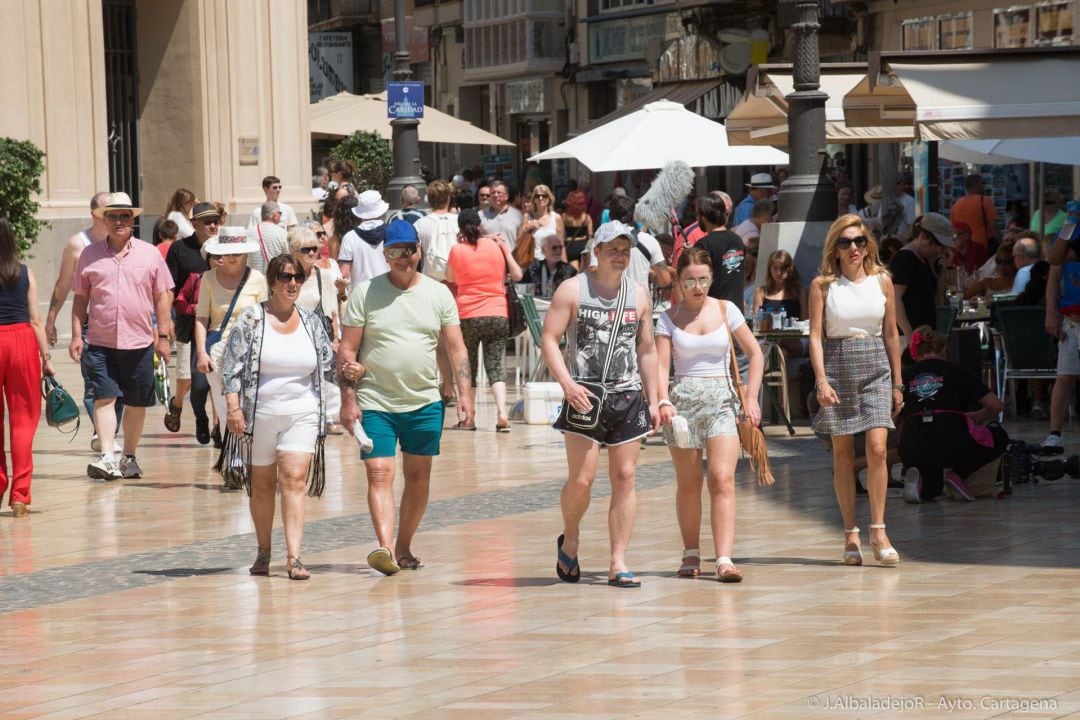 Turistas paseando por Cartagena