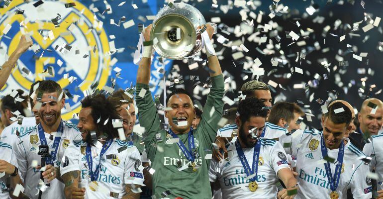 Keylor Navas levanta el trofeo de la Copa de Europa