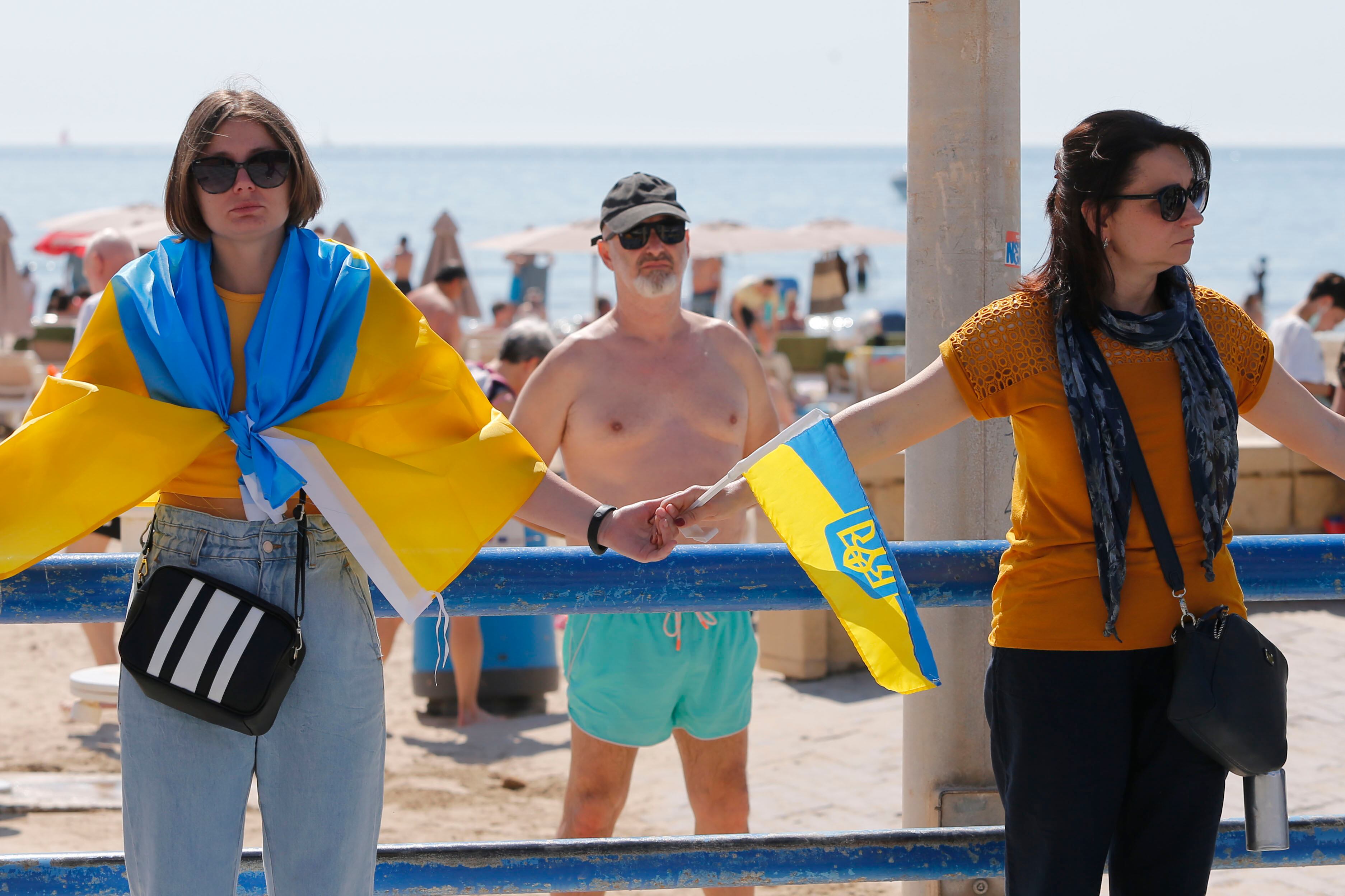 Centenares de personas participaron en la playa del Postiguet en una cadena humana por la Paz y contra la guerra organizada por la comunidad de Ucranianos residentes en Alicante. /