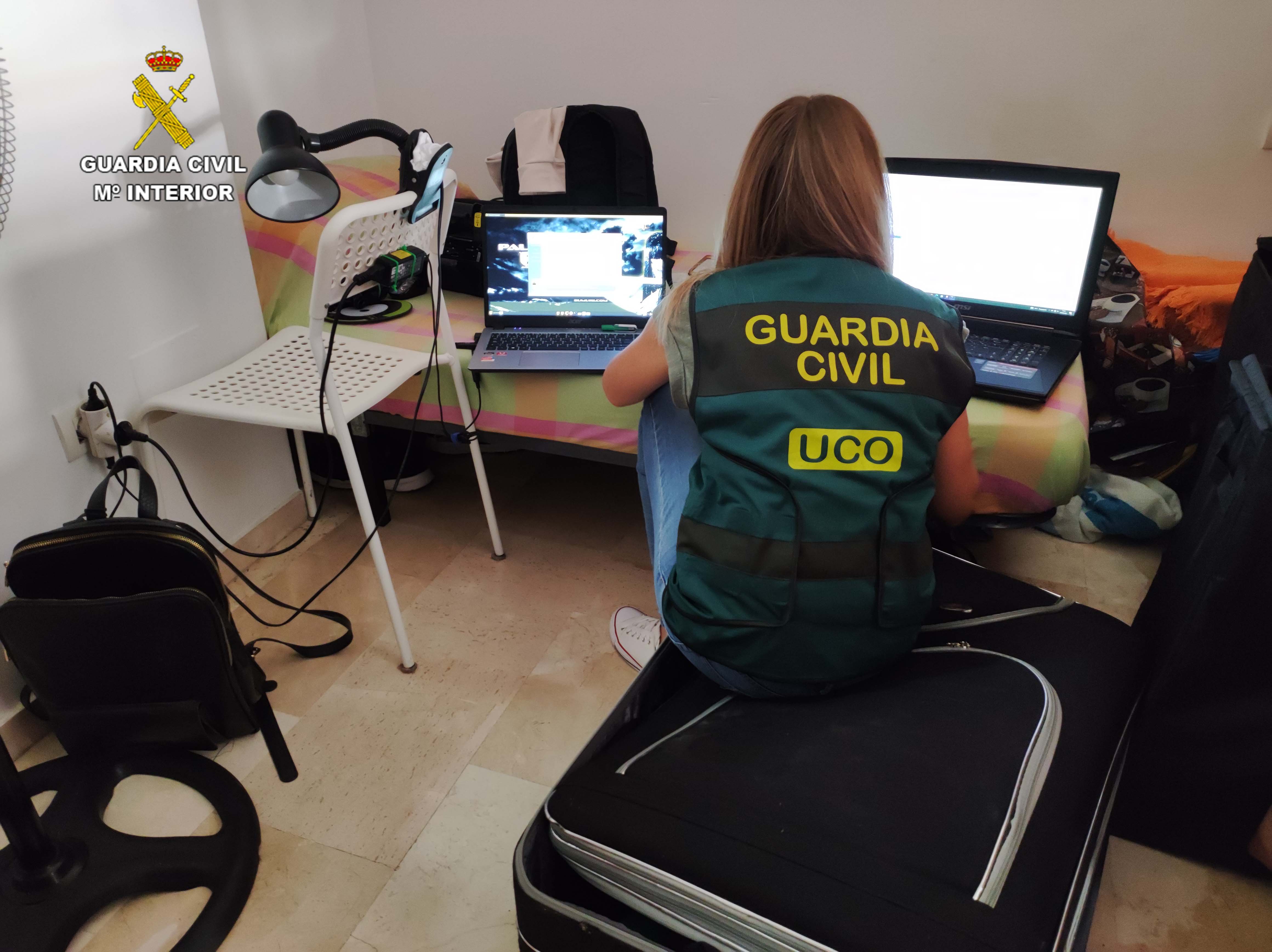 Agentes de la Guardia Civil durante uno de los registros