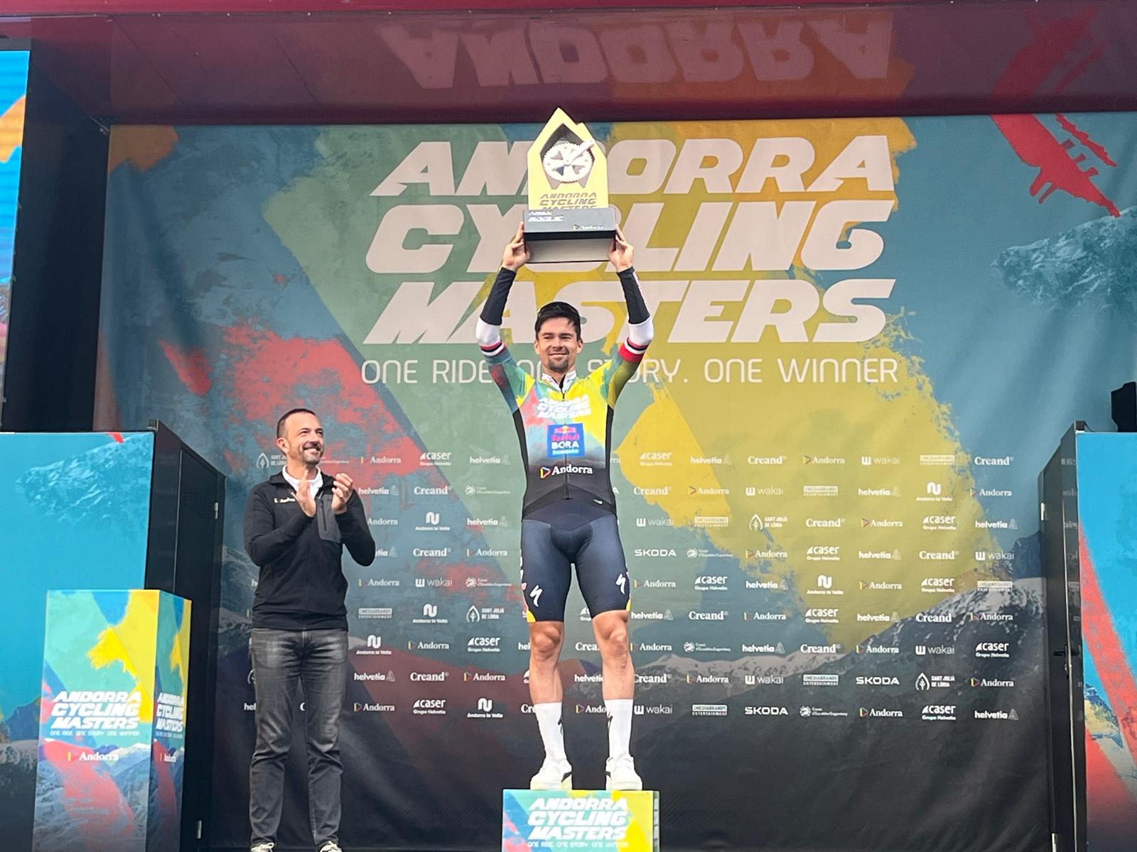 Primož Roglic aixeca el trofeu de guanyador de l’Andorra Cycling Masters