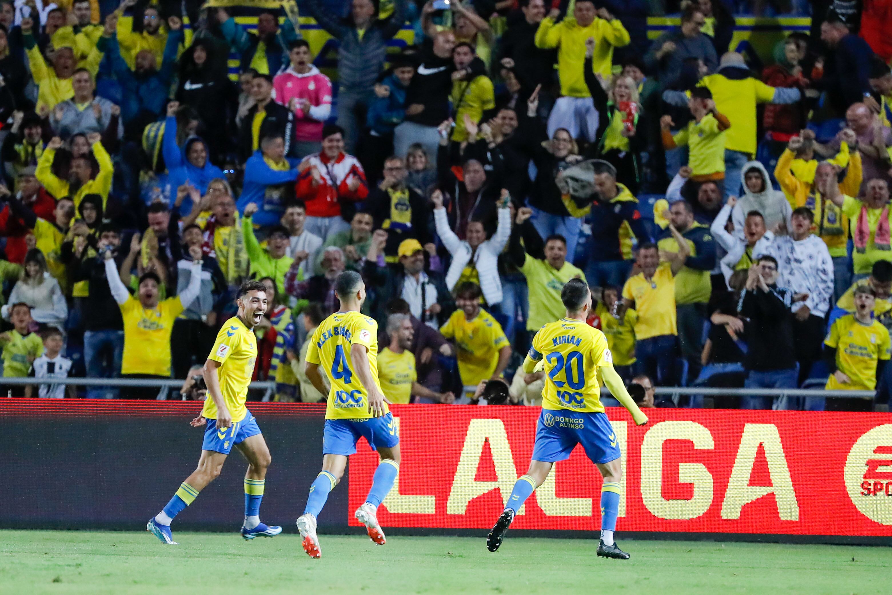 Los jugadores de Las Palmas celebran el tanto de Kirian ante el Atleti.