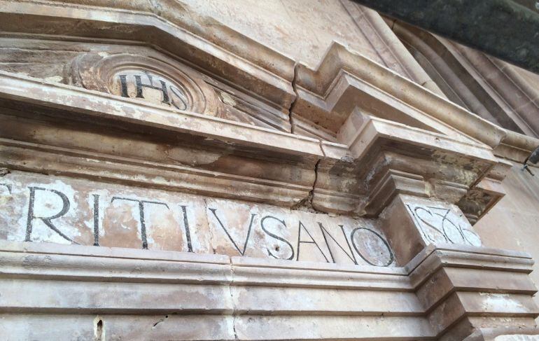 Detalle de la fachada de San Patrio en el que se aprecia la fecha de finalización de la obra: 1.586