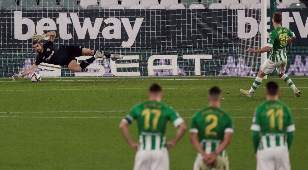 El portero del Athletic, Unai Simón, para el penalti lanzado por el bético Sergio Canales en la tanda de penaltis