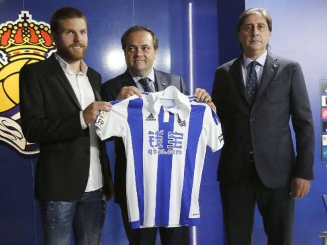 Asier Illarramendi, con el presidente y el director deportivo de la Real Sociedad.