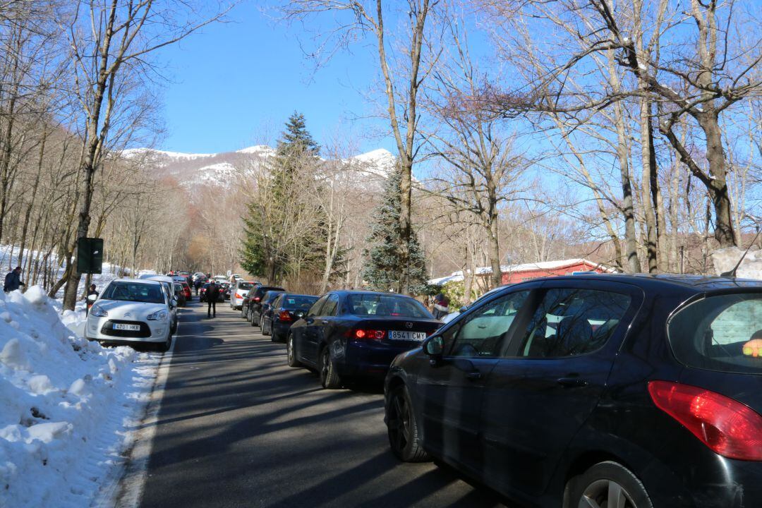 Imatge d'arxiu de cues de cotxes a la carretera que va de Campins a Santa Fe del Montseny per accedir a l'àrea d'esbarjo del Parc