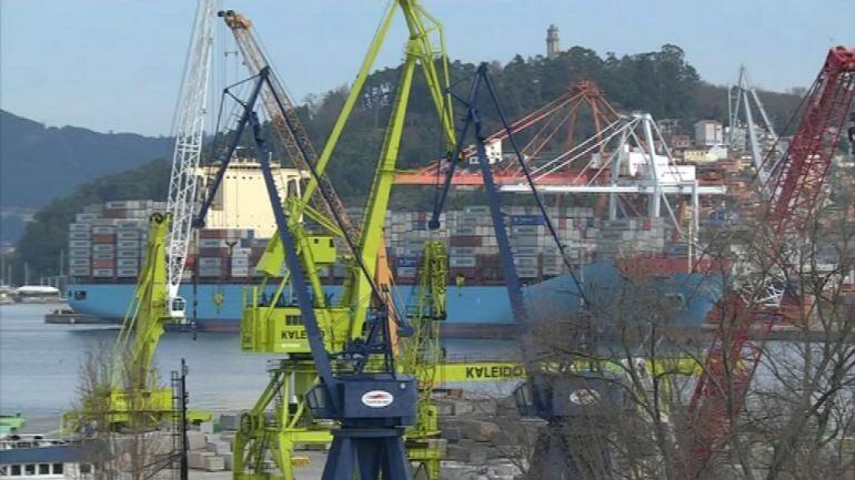 Grúas y contenedores en el Puerto de Vigo.