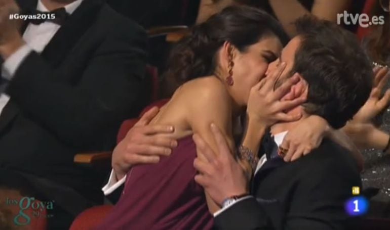 El beso apasionado de Clara Lago a Dani Rovira (no es una película)