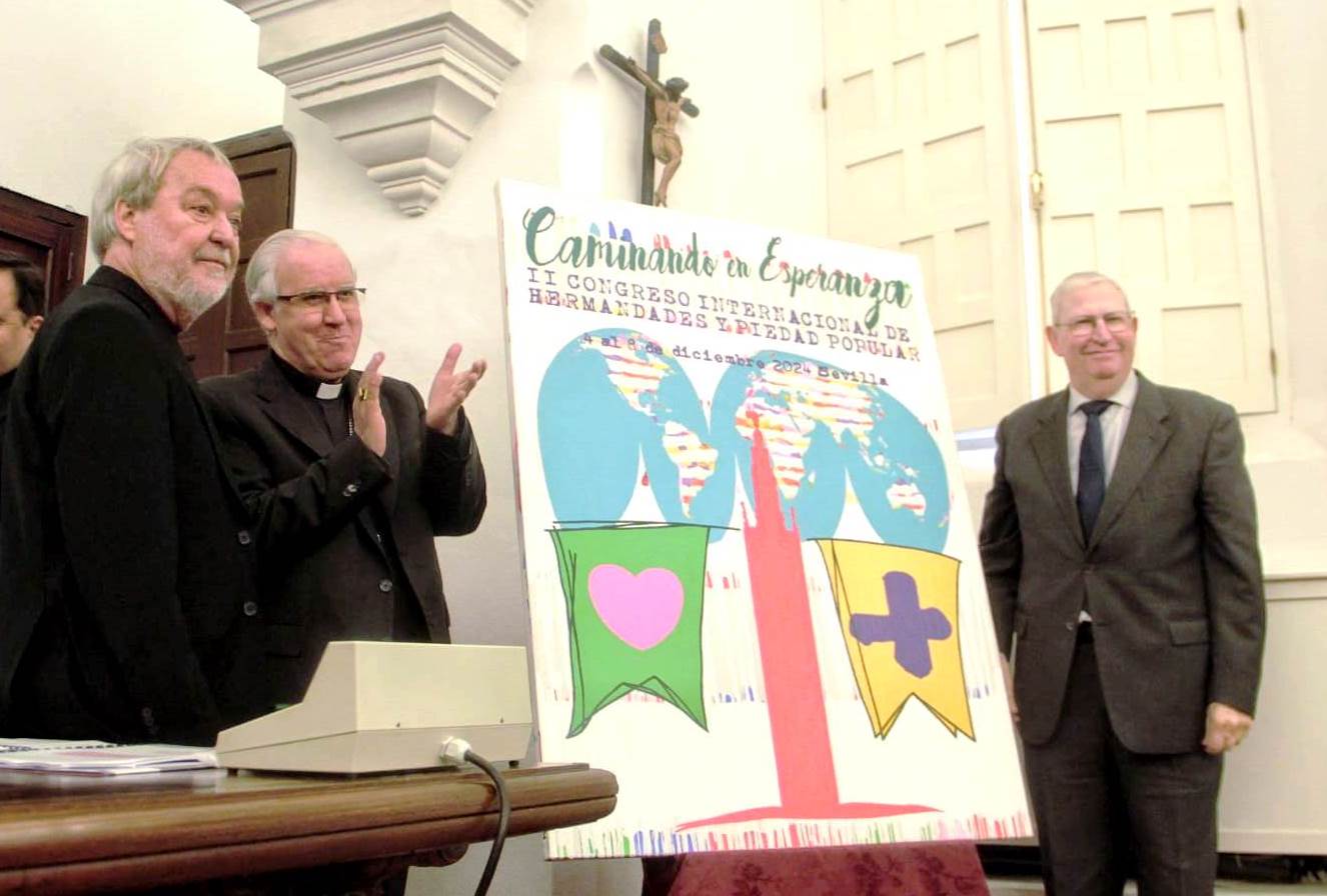 De izquierda a derecha, el pintor Manolo Cuervo, el arzobispo de Sevilla, monseñor Saiz Meneses; y el presidente del Consejo de Cofradías, Paco Vélez, tras descubrir el cartel anunciador del evento